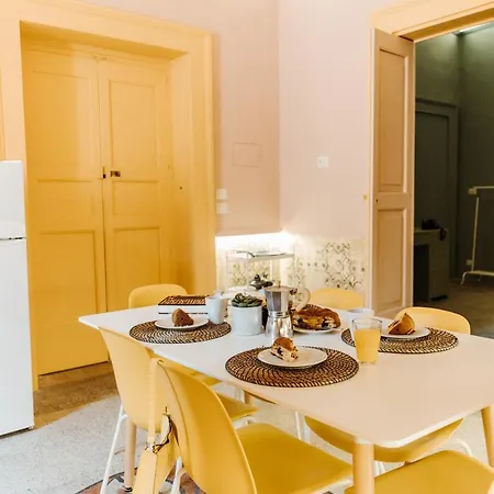 Canudis アパート ガラティーナ